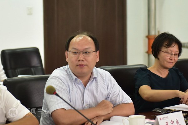 副校长钟英华主持座谈会